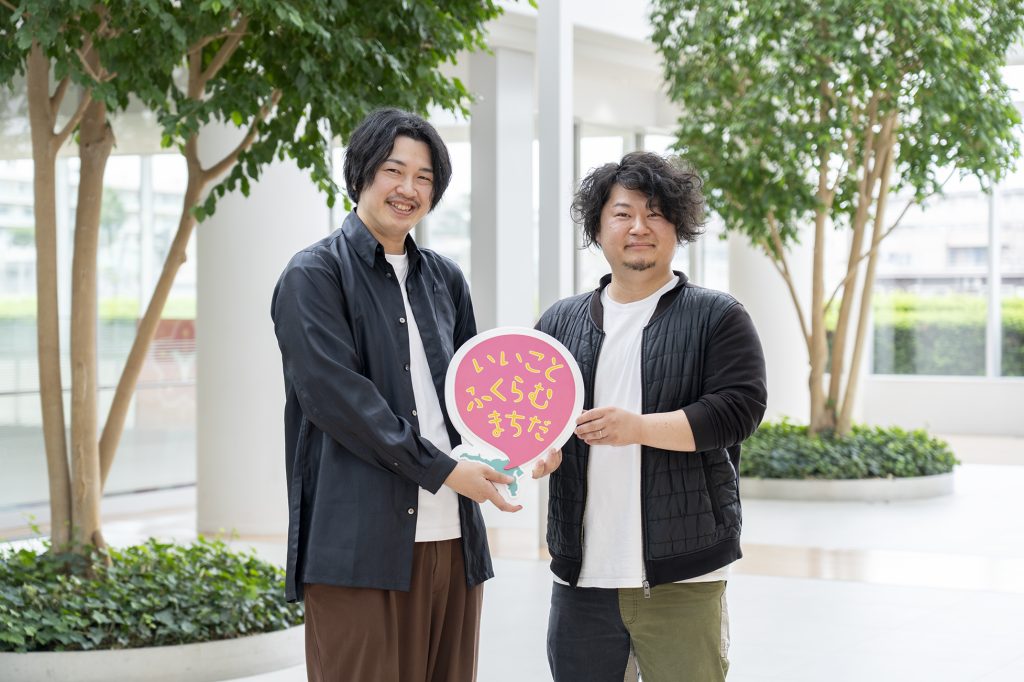 アニメ「うたごえはミルフィーユ」原作者の山中拓也さんとプロデューサー松岡貴徳さんの写真