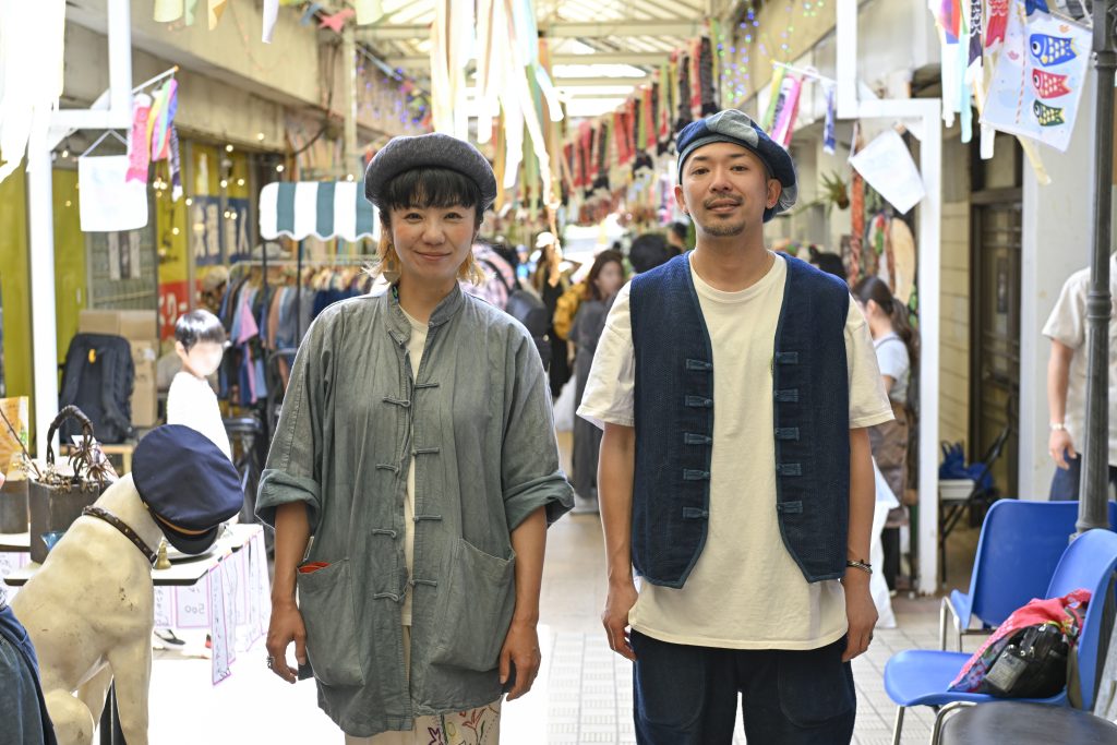 鶴川団地セントラル商店街会長・加藤翔太さんと広報担当さやかさんの写真