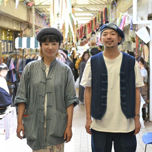 鶴川団地セントラル商店街会長・加藤翔太さんと広報担当さやかさんの写真