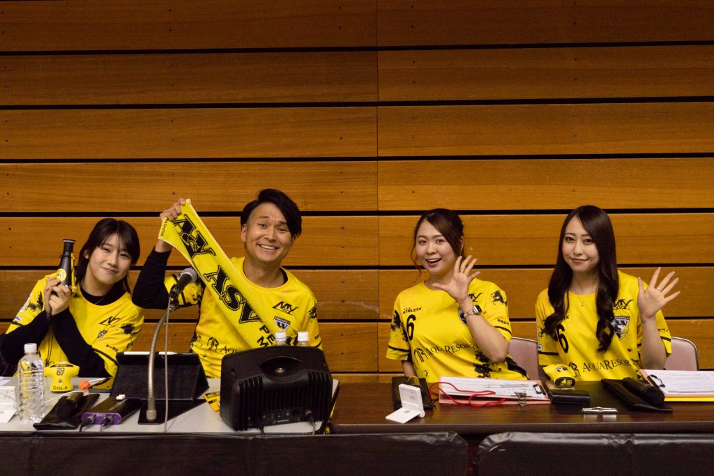 スタジアムMCとクラブナビゲータの皆さんの写真