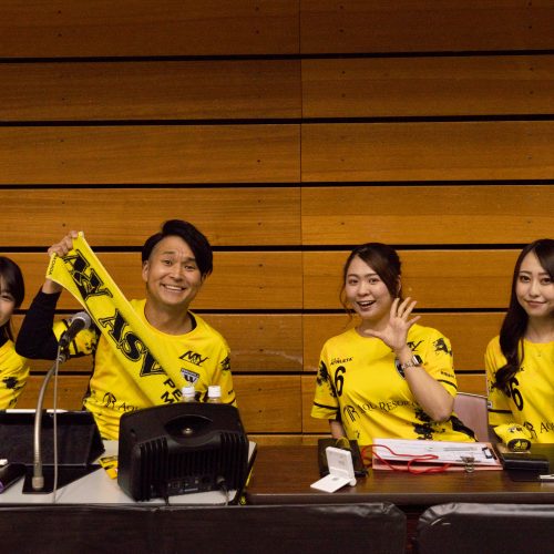 スタジアムMCとクラブナビゲータの皆さんの写真