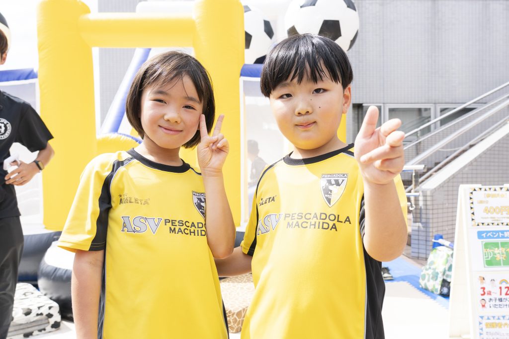 ペスカドーラの試合を観に来ためいかさん（小1）とうたくん（小1）の写真