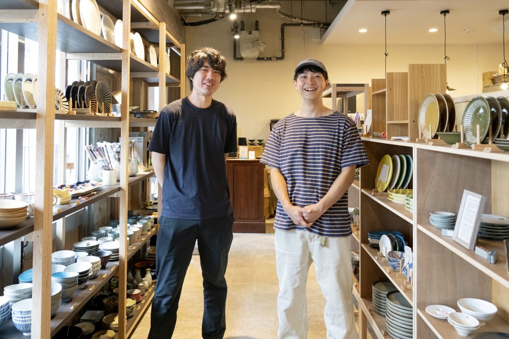 「酒とおばんざい いそいそ」「食と器 いその食器店」の影山さんと小林さんの写真