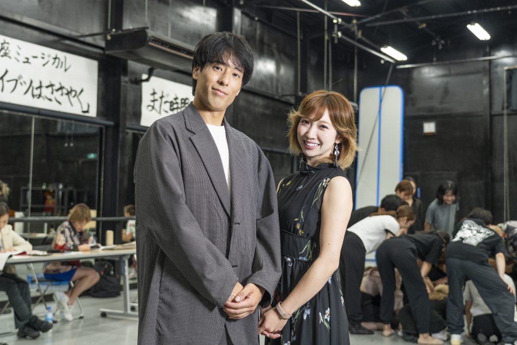音楽座ミュージカルの俳優・小林啓也さんと森彩香さんの写真