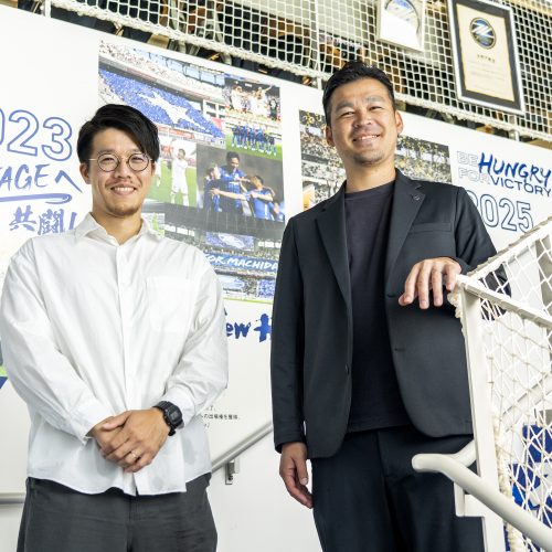 FC町田ゼルビア地域振興部の笹本さんと野村さんの写真